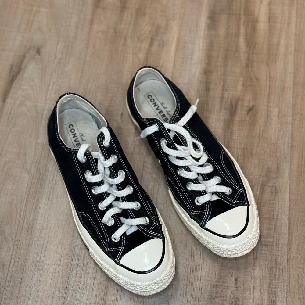 Unisex Classic Converse. Black and White Low-Tops